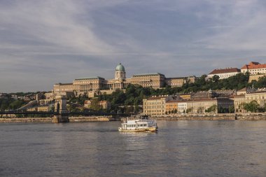 Budapeşte Hungary.Beautiful büyük kent başkentidir. Muhteşem şehir tarihinin zengindir. Fotoğraf güneşli bir günde yapılır. Şehir manzarası ile geniş büyük bir nehir. Güzel binalar. Manzara.