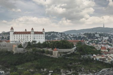 Bratislava Downtown.View gün şehrin güzel Panoraması. Cityscape alacakaranlıkta. Kavram arka plan seyahat. Eski tarihi şehir manzara. Mimari, binalar Slovakya, Europe