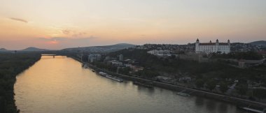 Bratislava Downtown.View gün batımı sırasında Nehri'nin güzel Panoraması. Cityscape alacakaranlıkta. Kavram arka plan seyahat. Eski tarihi şehir manzara. Slovakya, Europe
