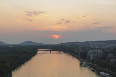 Bratislava Downtown.View gün batımı sırasında Nehri'nin güzel Panoraması. Cityscape alacakaranlıkta. Kavram arka plan seyahat. Eski tarihi şehir manzara. Slovakya, Europe