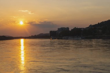 Bratislava Downtown.View gün batımı sırasında Nehri'nin güzel Panoraması. Cityscape alacakaranlıkta. Kavram arka plan seyahat. Eski tarihi şehir manzara. Slovakya, Europe