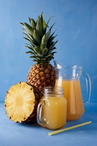 Suco Abacaxi Frutas Tropicais Frescas Fundo Azul Composição Doce Bebida — Fotografia de Stock