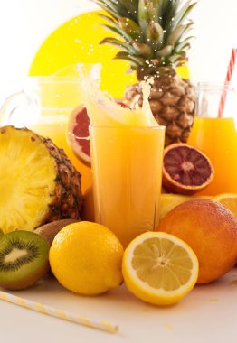 Taze meyve suyu dinamik sıçrama. Beyaz bir arka planda bir bardak meyve içeceği ve meyve. Lezzetli, lezzetli, tatlı yaz seti. 