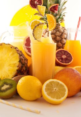 Taze meyve suyu dinamik sıçrama. Beyaz bir arka planda bir bardak meyve içeceği ve meyve. Lezzetli, lezzetli, tatlı yaz seti. 