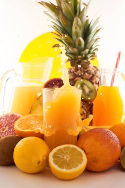 Taze meyve suyu dinamik sıçrama. Beyaz bir arka planda bir bardak meyve içeceği ve meyve. Lezzetli, lezzetli, tatlı yaz seti. 