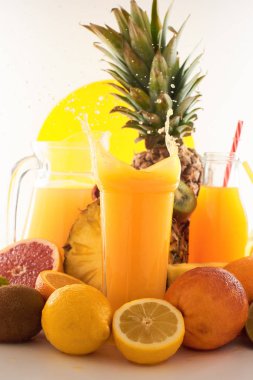 Taze meyve suyu dinamik sıçrama. Beyaz bir arka planda bir bardak meyve içeceği ve meyve. Lezzetli, lezzetli, tatlı yaz seti. 