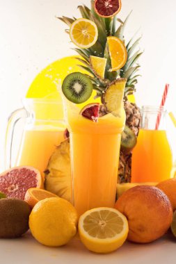 Taze meyve suyu dinamik sıçrama. Beyaz bir arka planda bir bardak meyve içeceği ve meyve. Lezzetli, lezzetli, tatlı yaz seti. 