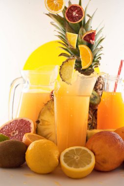 Taze meyve suyu dinamik sıçrama. Beyaz bir arka planda bir bardak meyve içeceği ve meyve. Lezzetli, lezzetli, tatlı yaz seti. 