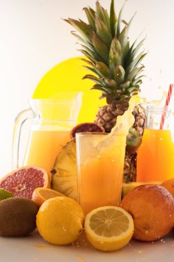 Taze meyve suyu dinamik sıçrama. Beyaz bir arka planda bir bardak meyve içeceği ve meyve. Lezzetli, lezzetli, tatlı yaz seti. 