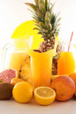Beyaz bir arka planda bir bardak meyve suyu. Lezzetli, lezzetli, taze, yaz seti. Meyve ile tatlı, egzotik içecek.