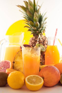 Beyaz bir arka planda bir bardak meyve suyu. Lezzetli, lezzetli, taze, yaz seti. Meyve ile tatlı, egzotik içecek.