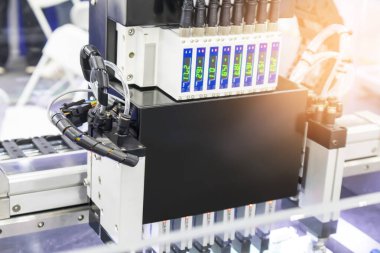 Elektronik endüstrisinde kullanılan üretim makineleri. , devre kartı üretimi ve elektronik bileşen sistemleri