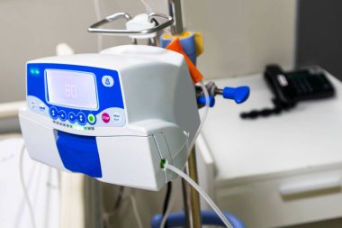 Hastane koğuşlarında tıbbi kullanım için infüzyon pompası. Damarlara giden çözeltinin hacmini ve akış hızını otomatik olarak kontrol eder..