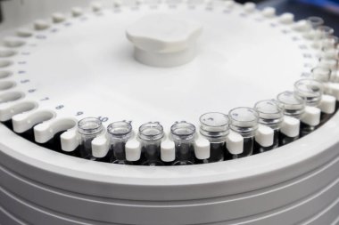 Kan testi makineleri tıbbi uygulamalarda plazma ve kanı ayırmak için kullanılır..