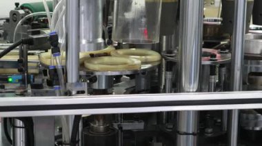 Kağıt endüstrisinde makine imalatı, ambalaj endüstrisinde işlemler ve basılı medya sektöründe renk baskısı