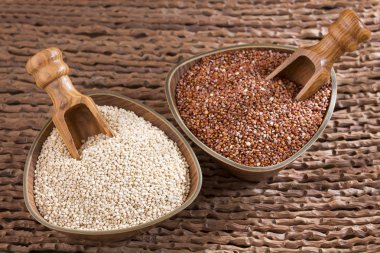 Beyaz ve kırmızı quinoa tohumları. Üstten görünüm - Chenopodium quinoa