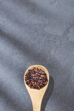Tahta kaşık - Chenopodium quinoa içinde kırmızı quinoa tohumları