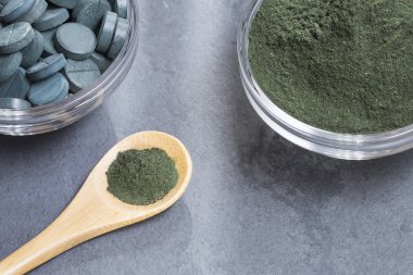 Spirulina tozu ve hapları - Spirulina. Üstten görünüm