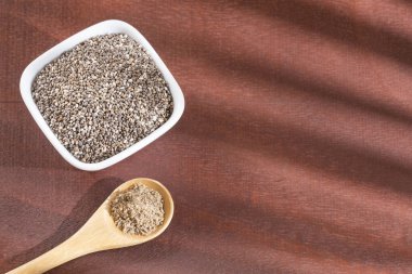 Ezilmiş chia tohum, ahşap arka plan