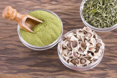 Moringa oleiferanın birçok faydası, vitaminleri, mineralleri ve vücut için birden fazla tıbbi özelliği vardır.