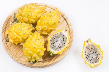 Beyaz arka planda - Selenicereus megalanthus sarı pitahaya ya da ejderha meyve