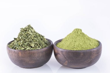 Moringa oleiferanın birçok faydası, vitaminleri, mineralleri ve vücut için birden fazla tıbbi özelliği vardır.