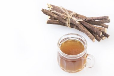 Meyan kökü fincan çay - Glycyrrhiza glabra. Üstten görünüm