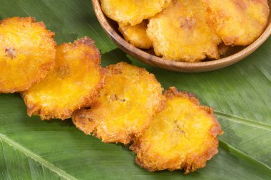 Patacon veya toston kızarmış ve adet yeşil muz, geleneksel snack veya eşliğinde Karayipler basık