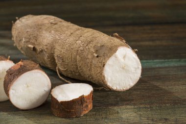 Manyok, yuca, balinghoy, mogo, mandioca, kamoteng kahoy, tapyoka ve manioc kökü olarak da bilinir.