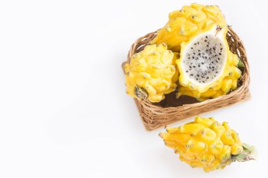 Beyaz arka planda - Selenicereus megalanthus sarı pitahaya ya da ejderha meyve