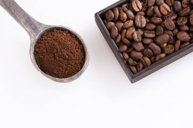 Kahve çekirdekleri ve zemin toz. Metniniz için kopya alanı ile üstten görünüm