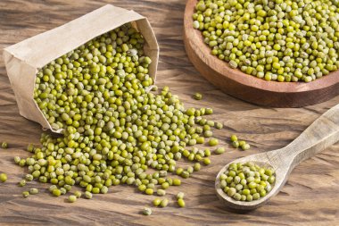 Mung fasulye, yeşil moong dal ahşap kase