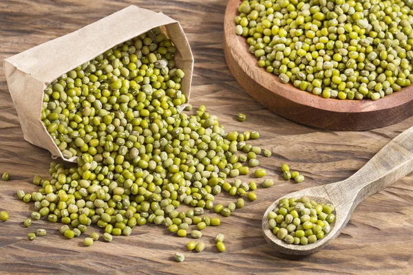 Mung fasulye, yeşil moong dal ahşap kase