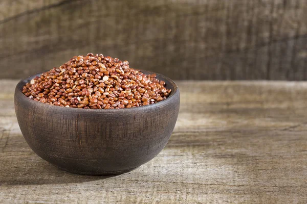 Rode Zaden Van Biologische Quinoa Chenopodium Quinoa Houten Achtergrond — Stockfoto