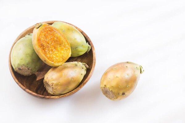 Opuntia ficus-indica with prikly pear fruits. Вид сверху
