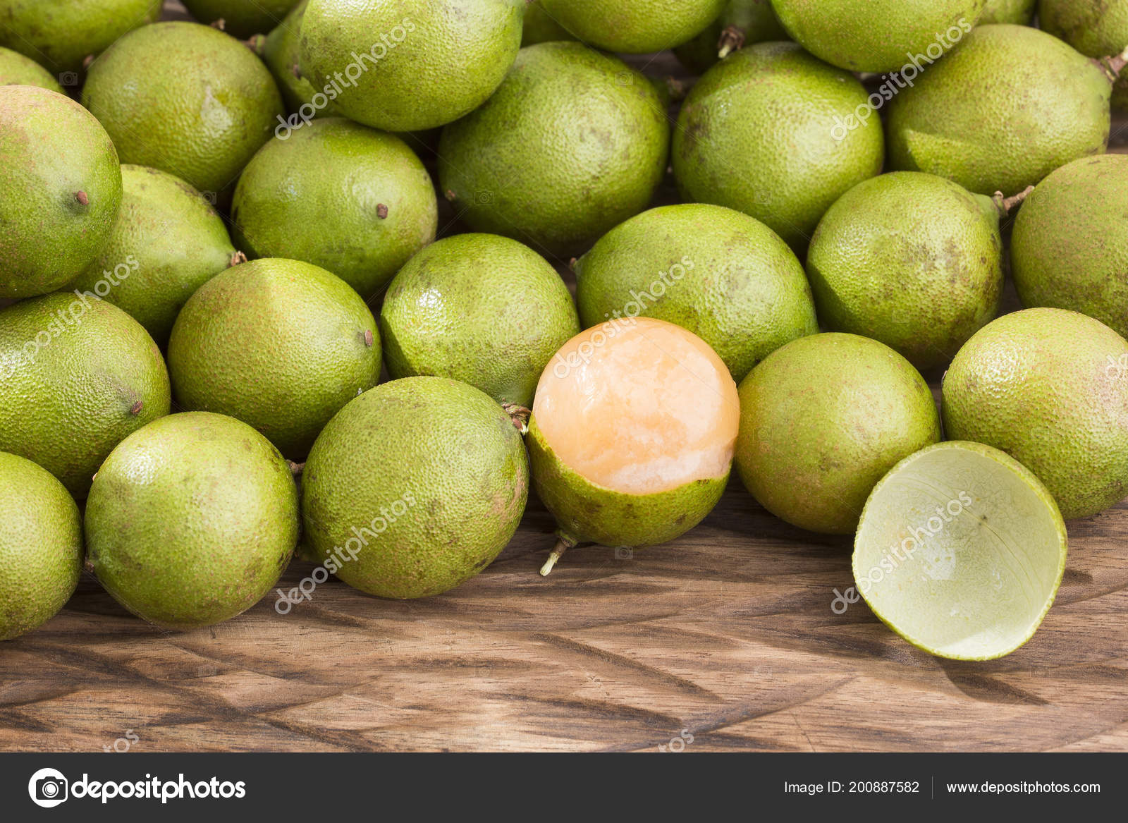Fresh Ripe Peeled Quenepa Fruit Melicoccus Bijugatus — Stock Photo