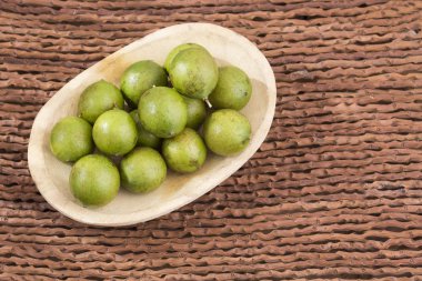 Taze soyulmuş quenepa meyvesi Melicoccus bijugatus