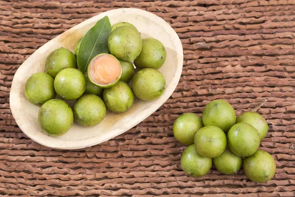 Taze soyulmuş quenepa meyvesi Melicoccus bijugatus