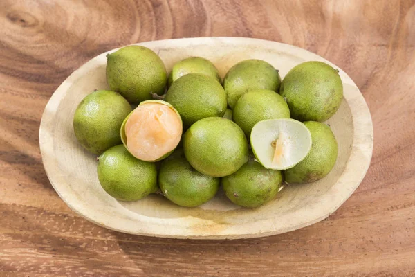 Taze soyulmuş quenepa meyvesi Melicoccus bijugatus