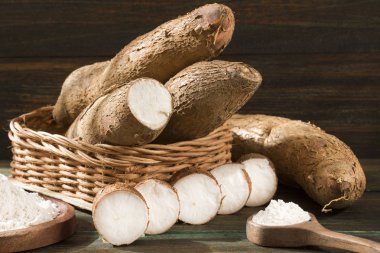 Manihot esculenta (manyok, yuca, manyok, mandioca, Brezilyalı ararot) ve tapyoka ahşap arka plan üzerinde. Seçici odak