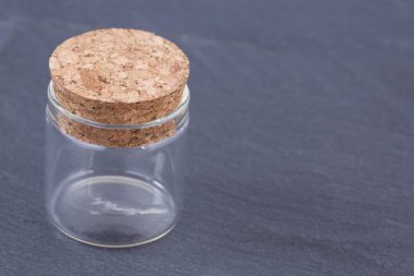 Cork kapak - nötr arka plan cam şişe