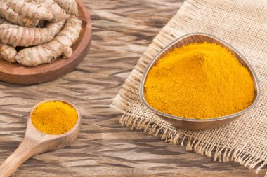 Kökleri ve organik zerdeçal tozu - Curcuma longa