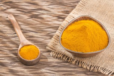 Organik zerdeçal tozu - ahşap arka plan. Curcuma longa