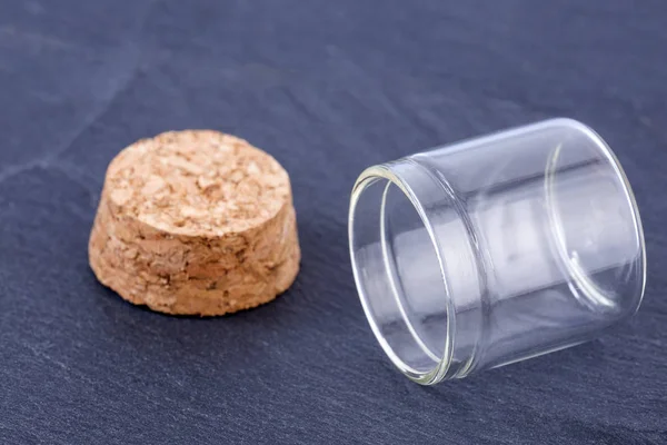 Cork kapak - nötr arka plan cam şişe