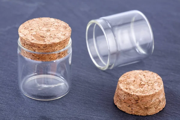 Cork kapak - nötr arka plan cam şişe