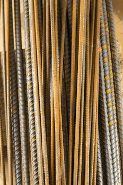 Metal paslı takviye çubukları yığını