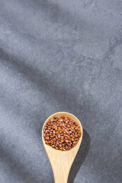 Heap Quinoa Vermelha Conceito Comida Vegana Saudável Chenopodium Quinoa — Fotografia de Stock