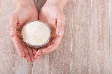 Hydrolyzed kollajen temelde bizim cilt esnekliğini sağlar. Kadının elleri
