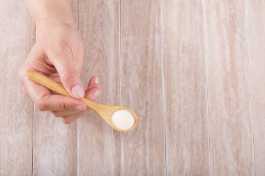 Hydrolyzed kollajen temelde bizim cilt esnekliğini sağlar. Kadının elleri