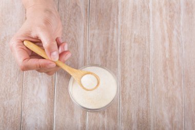 Hydrolyzed kollajen temelde bizim cilt esnekliğini sağlar. Kadının elleri